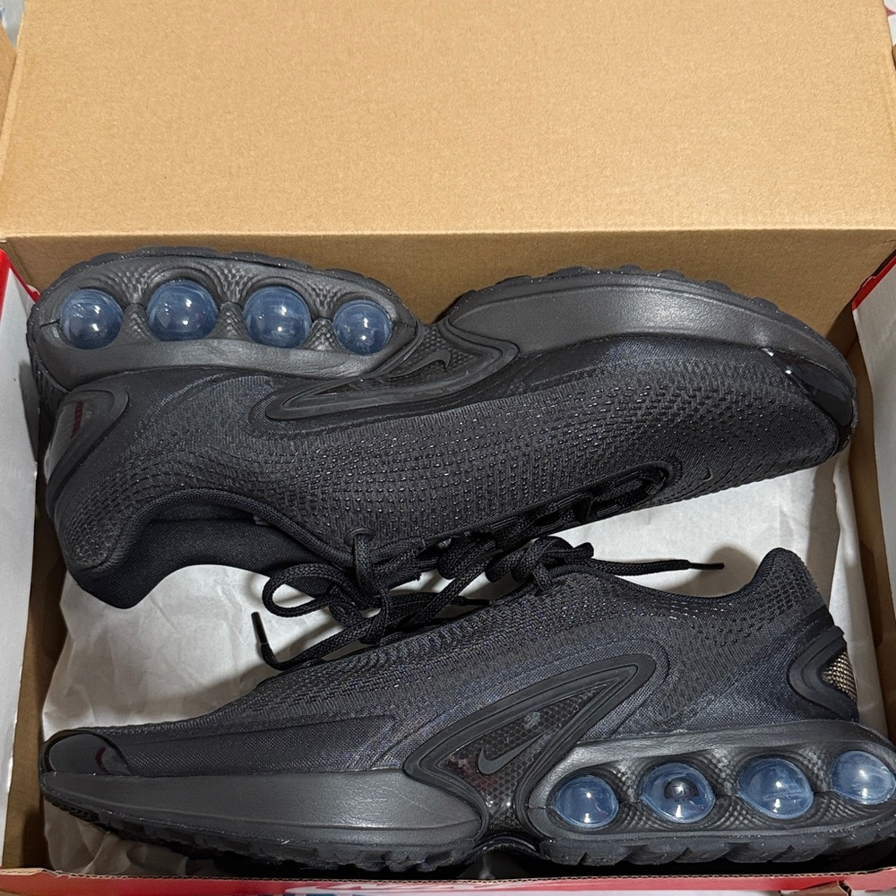 Nike Black Athletic Sneakers with Air Cushioning